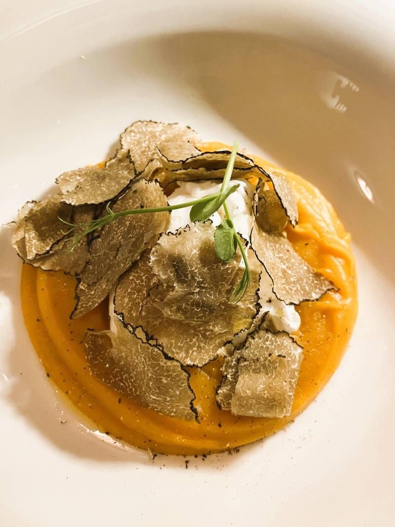 Un gros plan d'une assiette de nourriture avec de la truffe dessus.