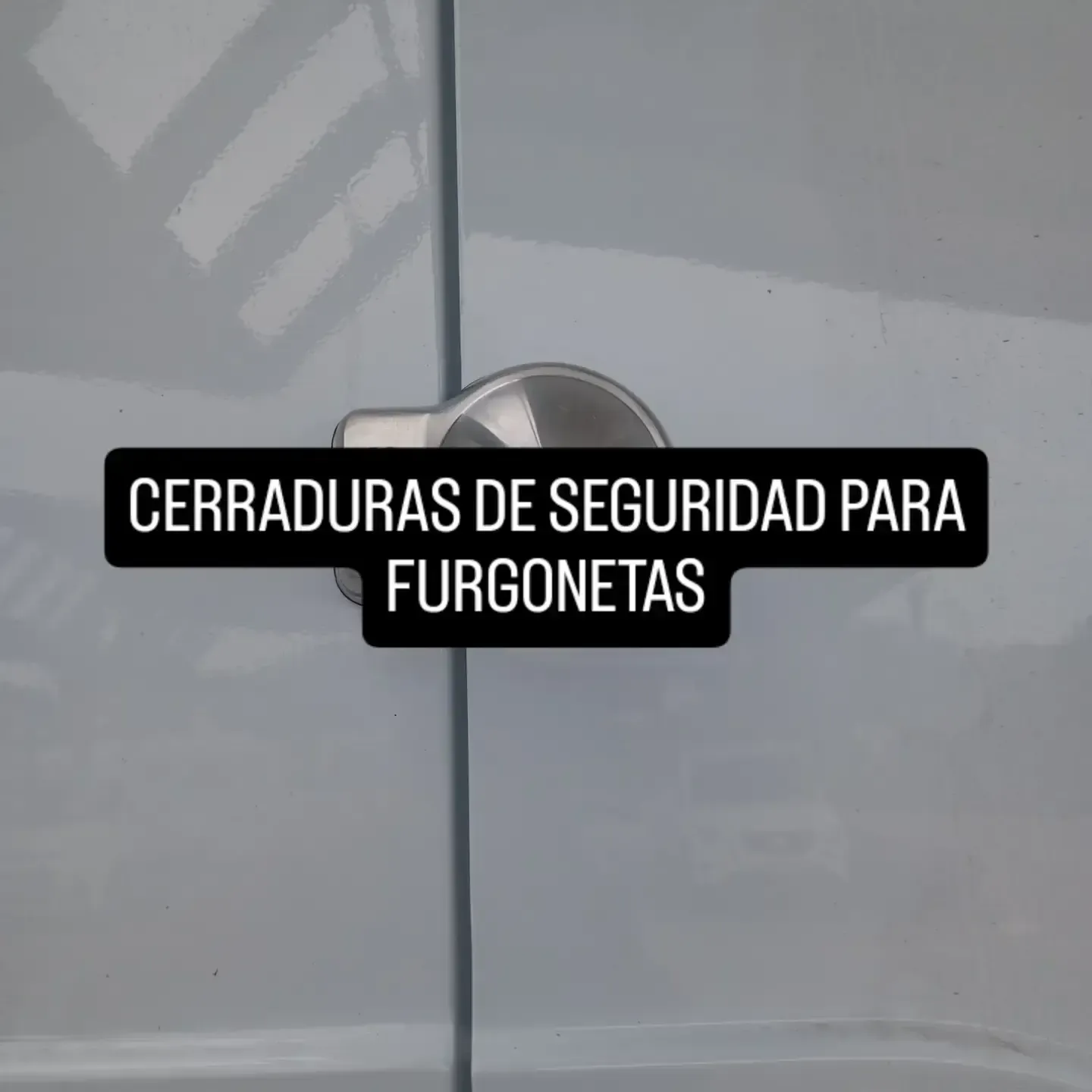Icono de marcador de posición gris claro con un sol y montañas sobre fondo blanco