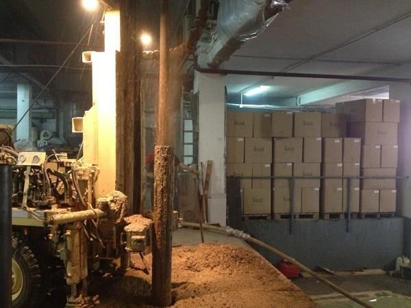 Un almacén con muchas cajas y una máquina.