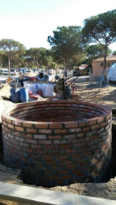 Se está construyendo un gran círculo de ladrillos en la tierra.