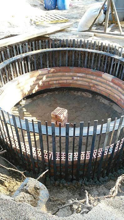 Se está construyendo una gran estructura circular en la tierra.