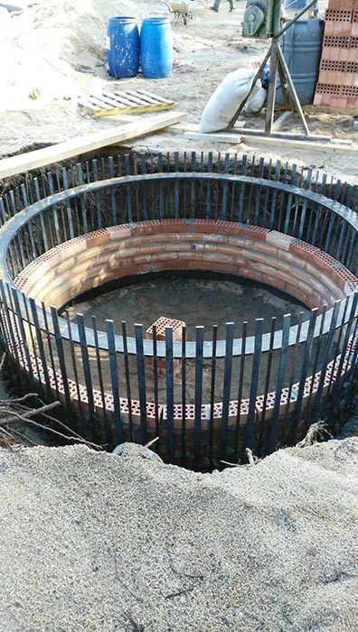 Se está construyendo una gran estructura circular en la tierra.