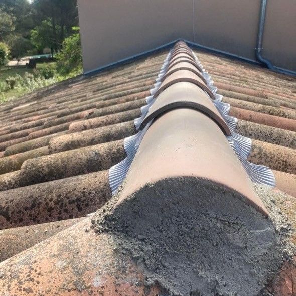 Expert de la couverture en train de remanier des tuiles