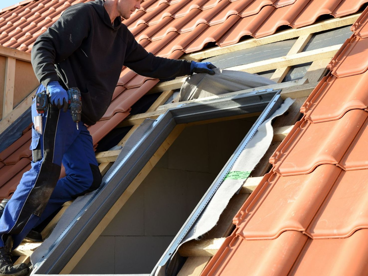 Travaux de pose de fenêtre de toit
