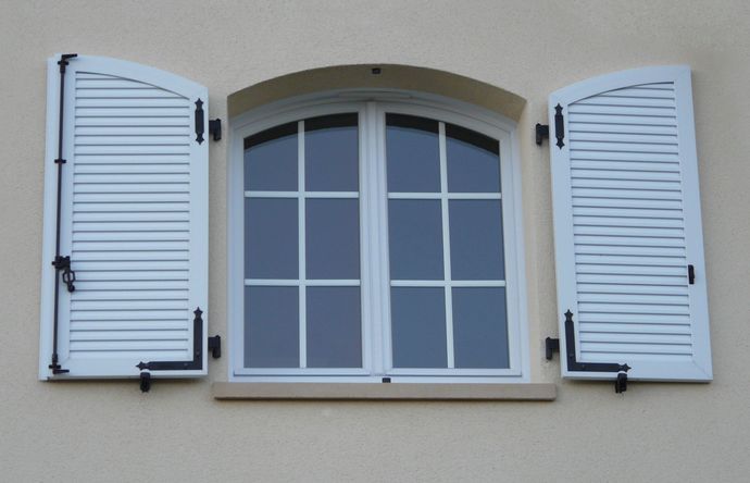 Fenêtre en PVC avec volets à double battant