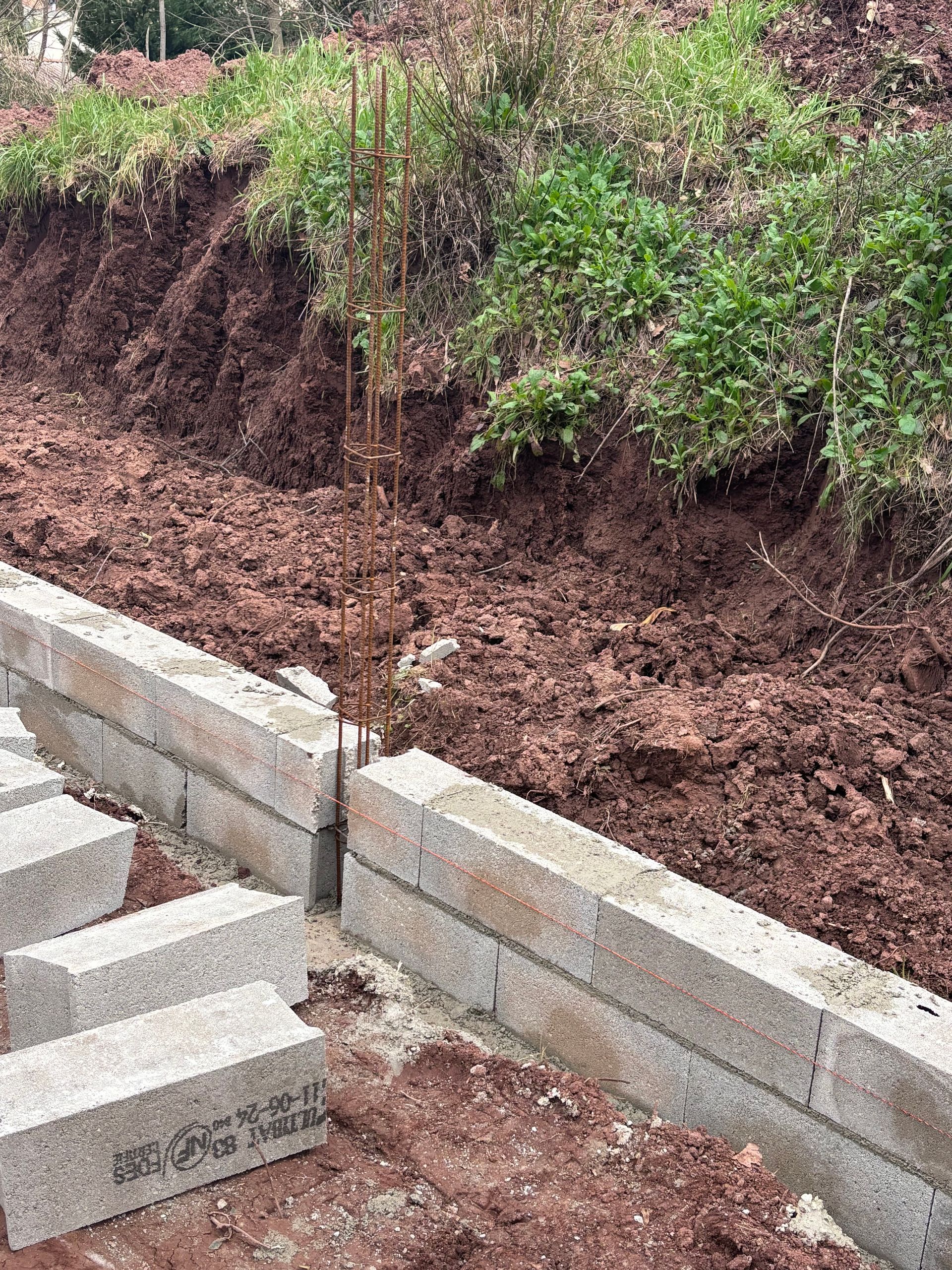 Construction d'un muret extérieur en cours de travaux