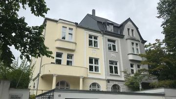 Sigrid Balders Rechtsanwältin Zwei Personen zeigen auf ein Dokument