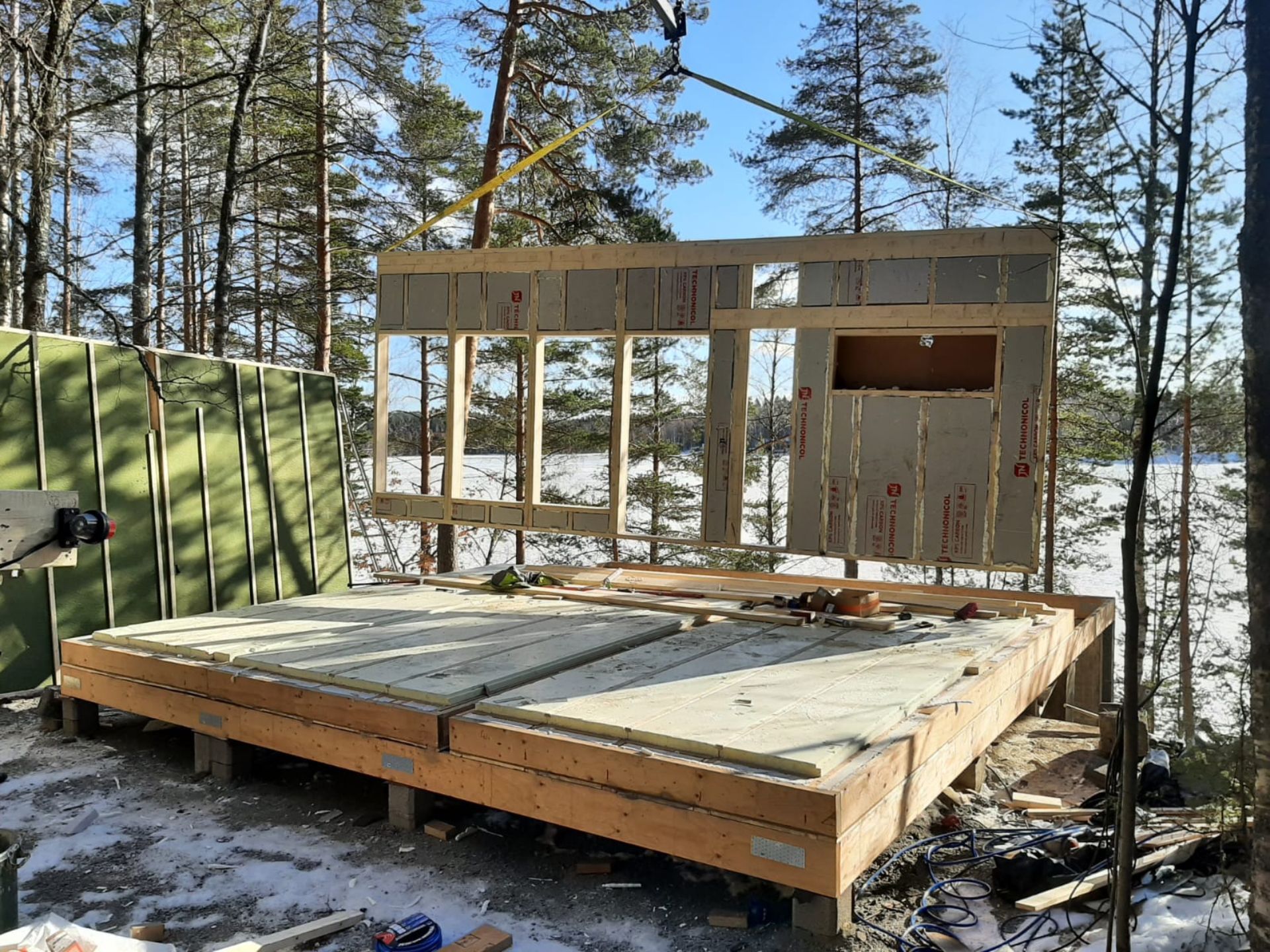 Kesämökin rakentamista