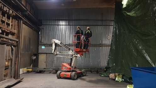 Henkilönostin sisätilassa