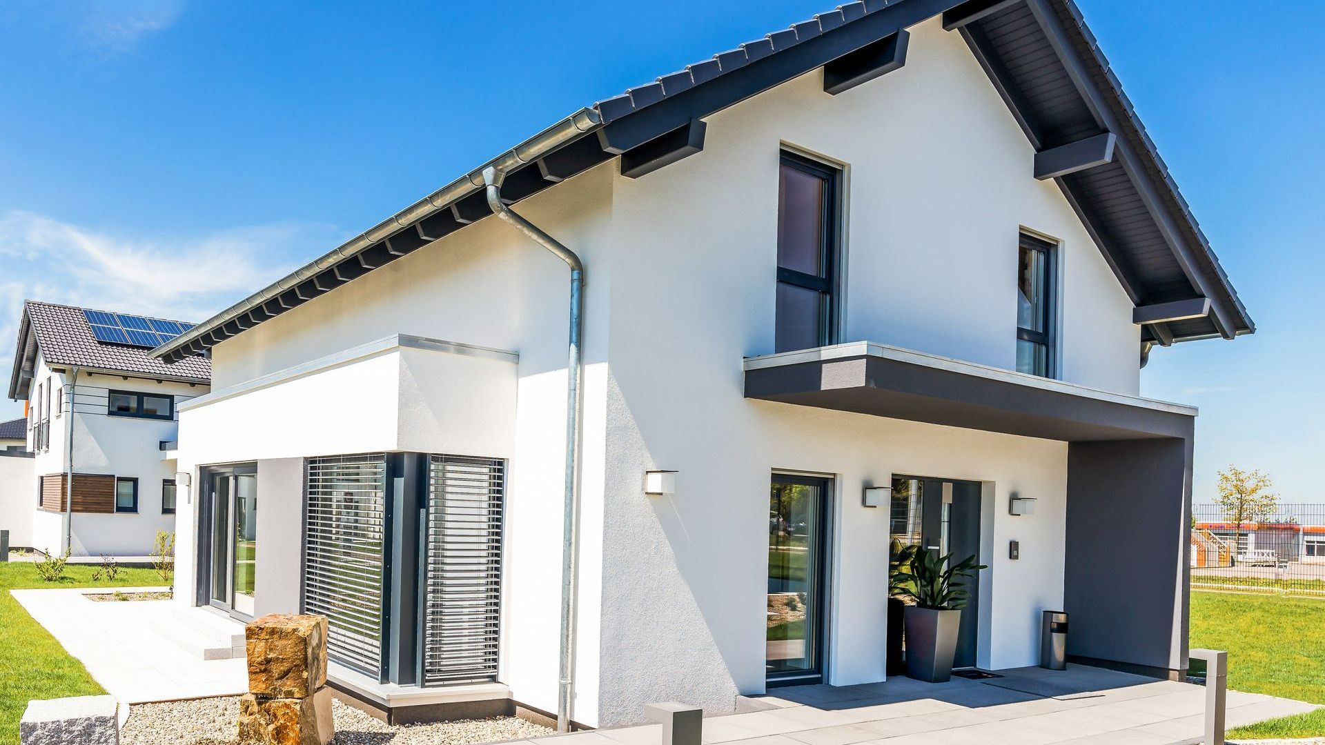 Maison avec une façade blanche