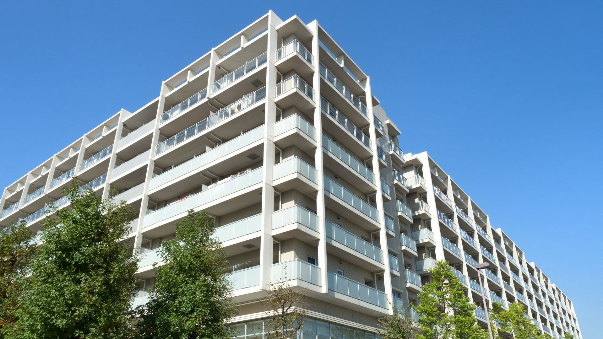 Résidence moderne avec des balcons