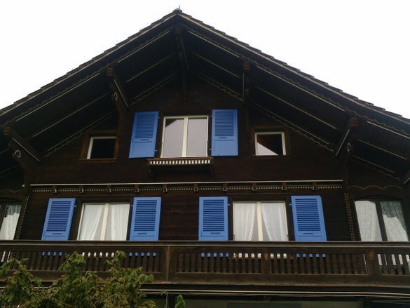 Bauernhaus mit blauen Fensterläden