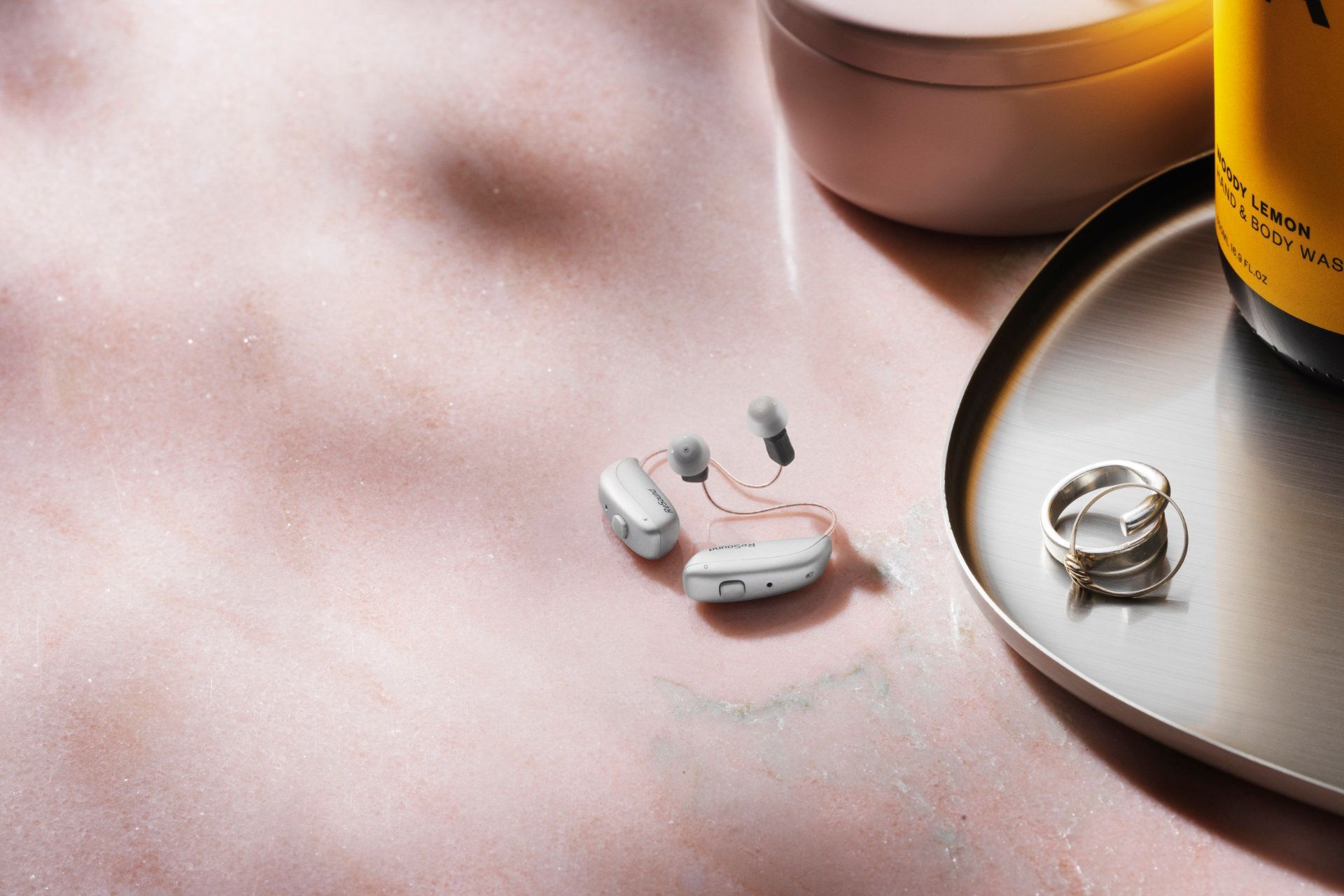 Ein Arzt hilft einem kleinen Kind mit einem speziellen medizinischen Gerät, Geräusche wieder zu hören