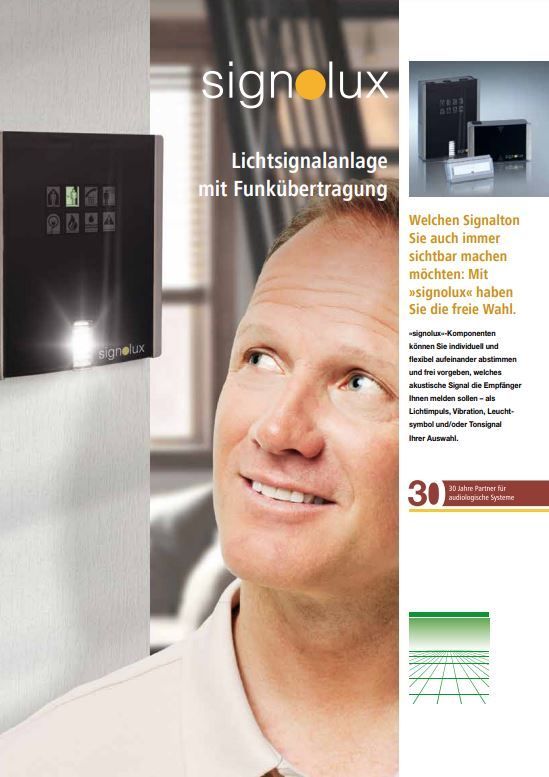 Ein Mann blickt auf ein an der Wand montiertes Gerät.