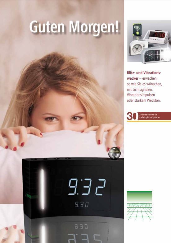 Eine Frau verbirgt ihr Gesicht hinter einer Uhr, auf der 9:32 Uhr steht