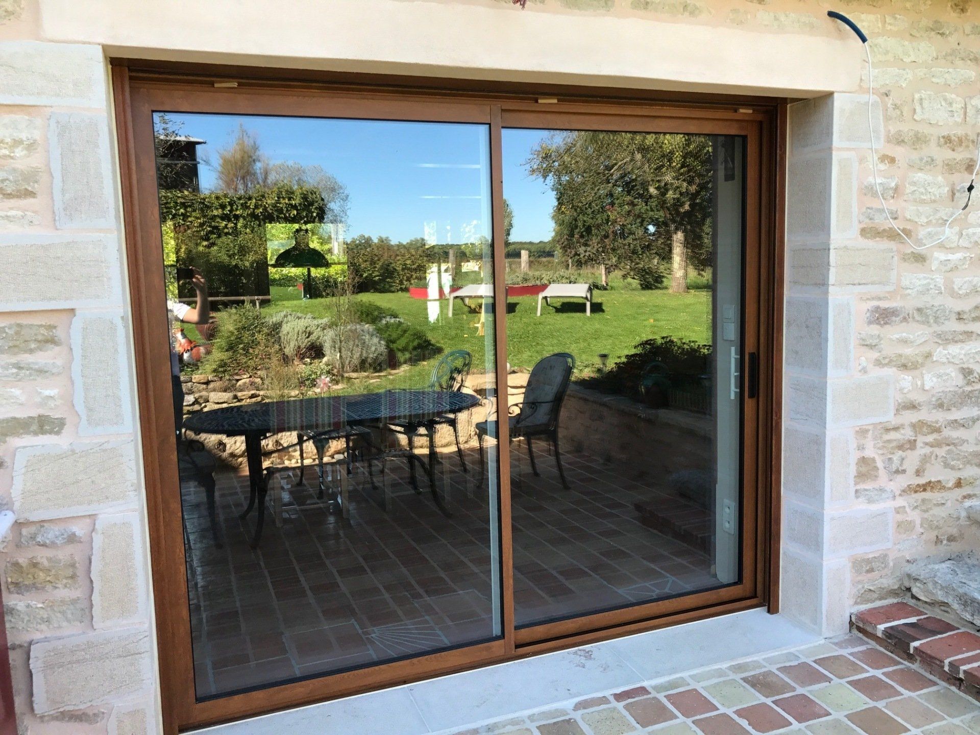 Photo d'une installation de baie coulissante en chène