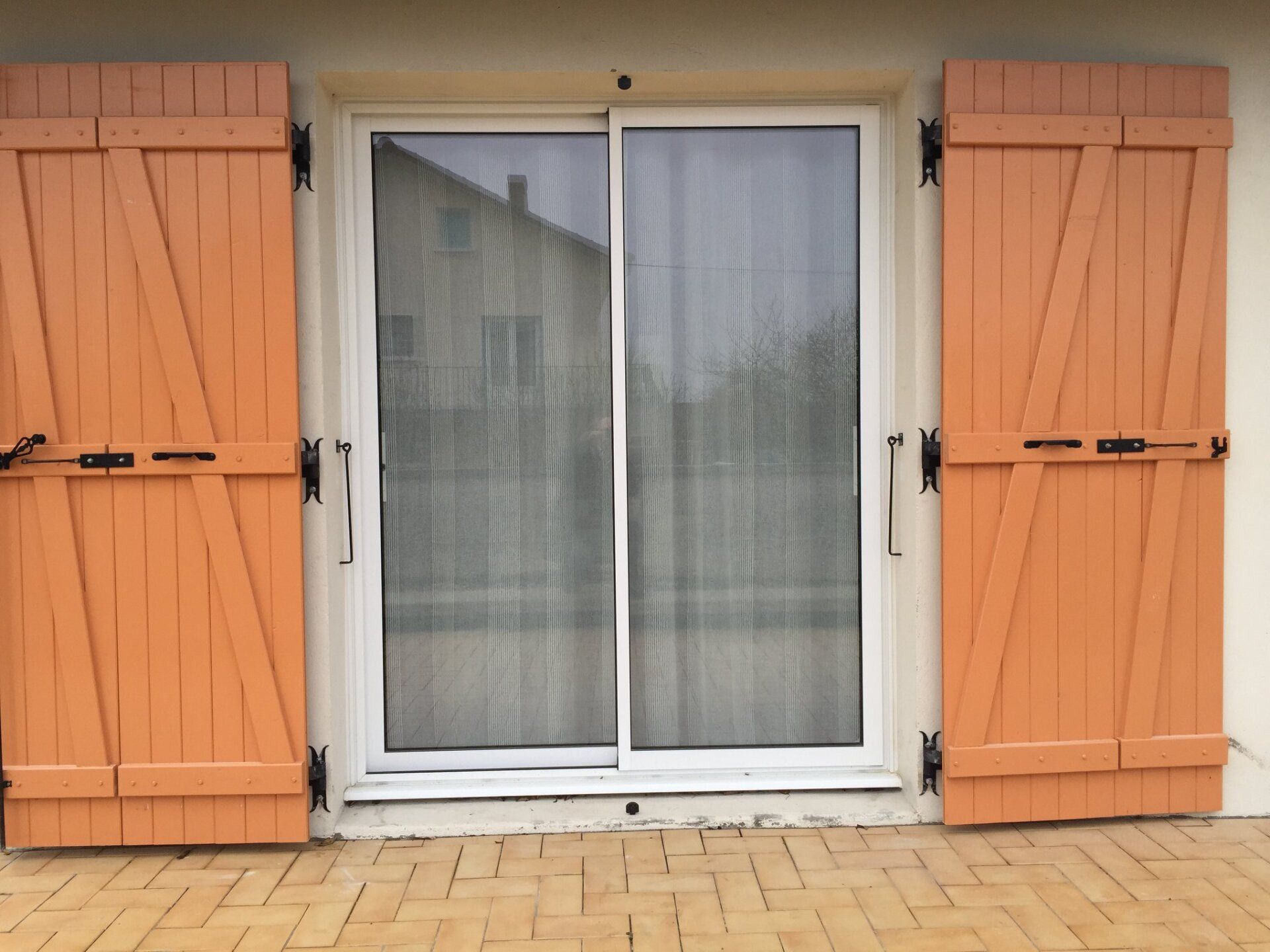 Photo de baie vitrée et volets en bois