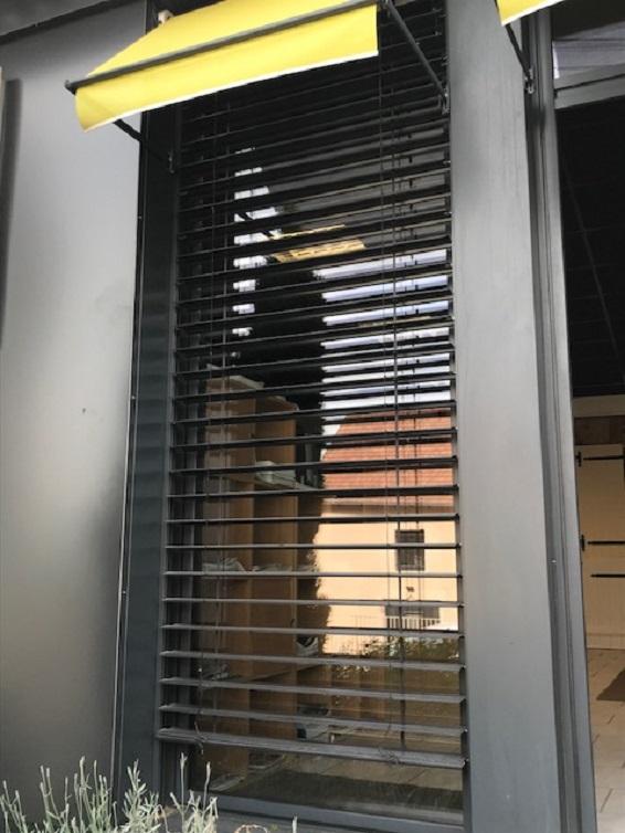 Photo de la pose de brise soleil sur fenêtre