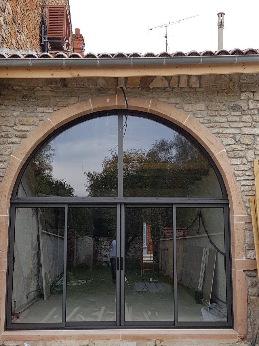 Photo d'une grande porte fenêtre vitrée