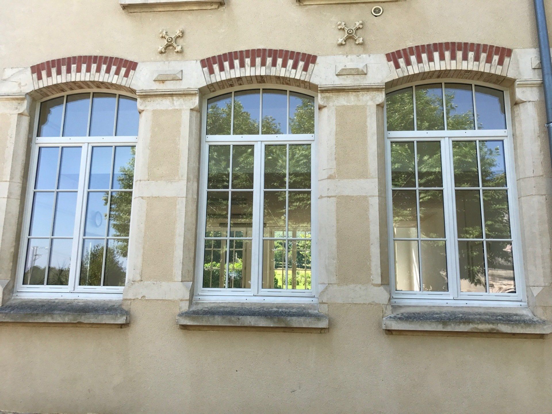 Photo de fenêtre sur mesure pour grand bâtiment