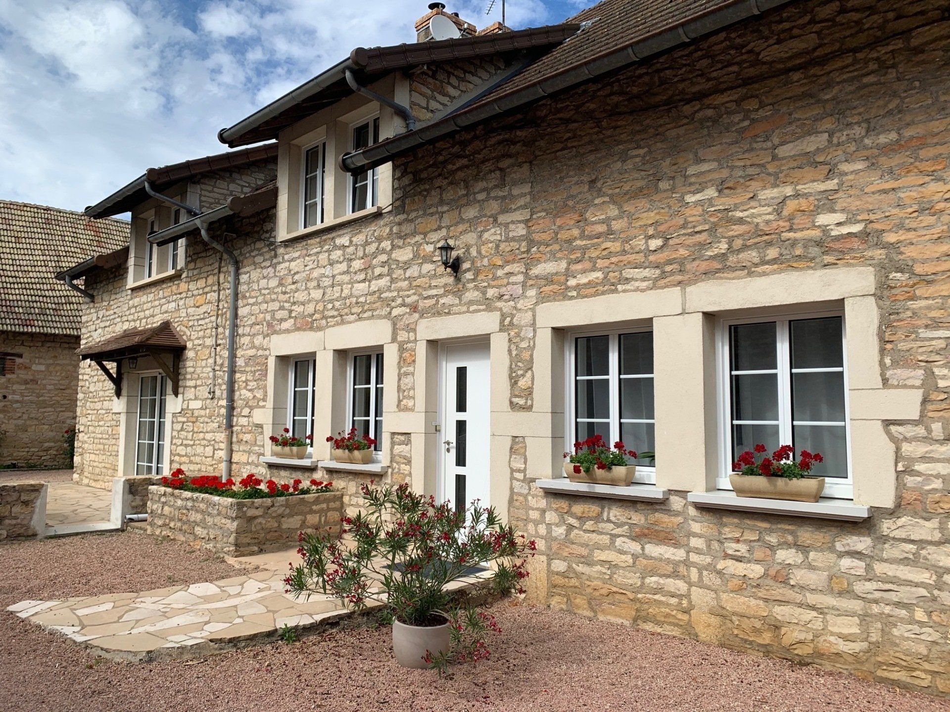 Pose de menuiserie en aluminium sur une façade en pierre apparente