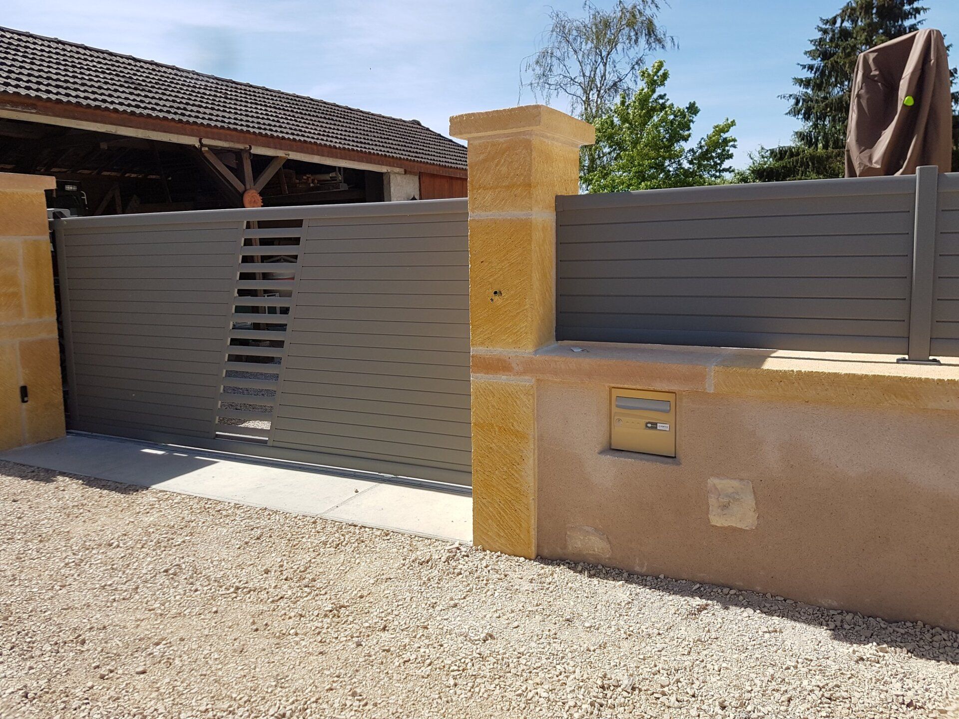 Photo d'une installation de portail moderne alu