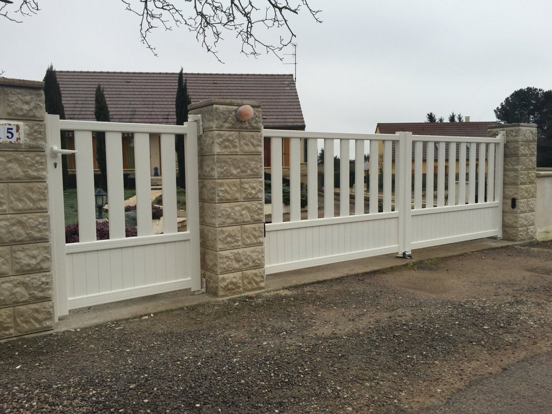 Photo de la pose d'un portail ajourée blanc et portillon