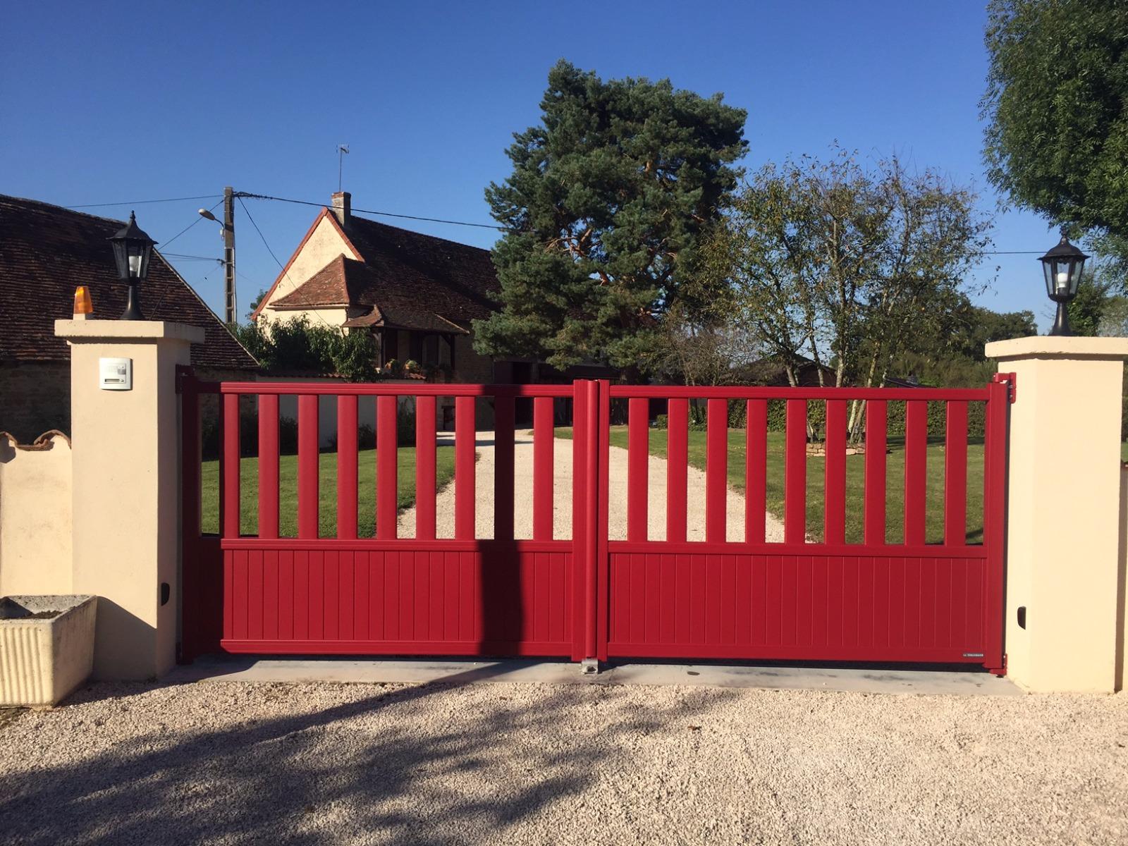 Photo de la pose d'un portail ajourée rouge