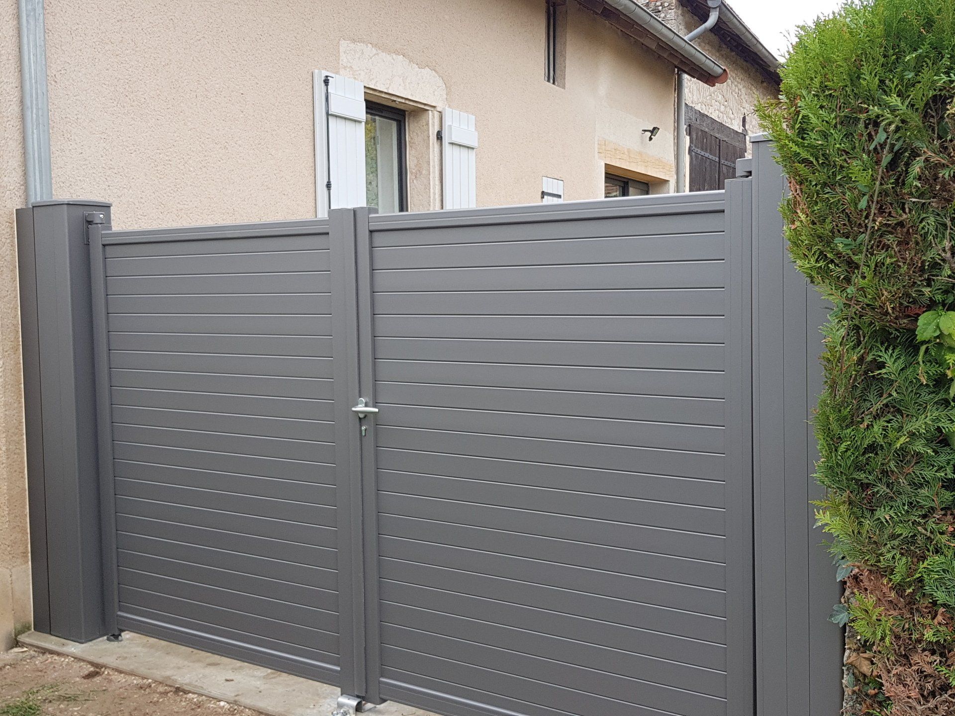 Portail plein avec poteaux en aluminium