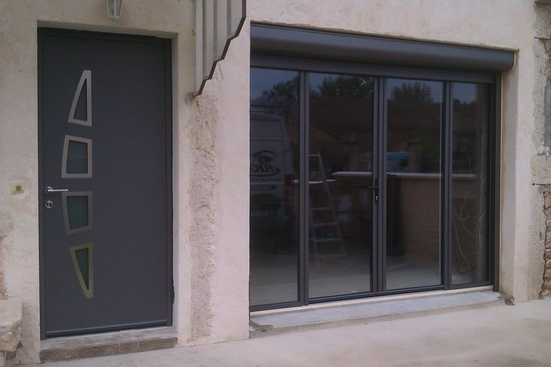 Photo de pose de porte d'entrée moderne