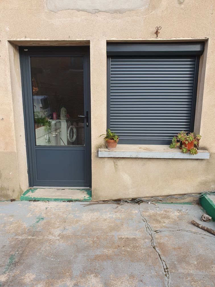 Photo de la pose d'une porte d'entrée et d'un volet roulant