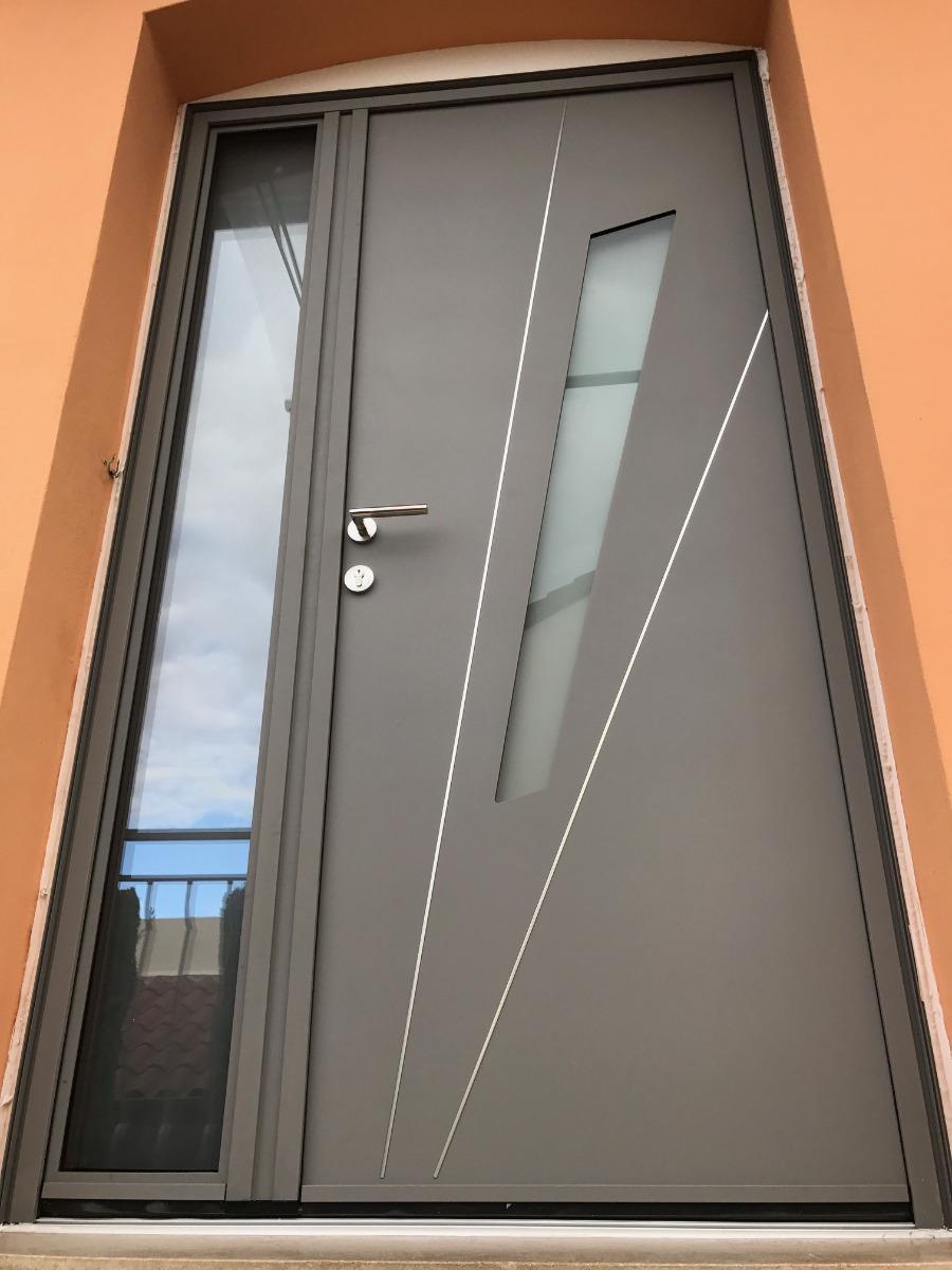 Photo de la pose d'une porte d'entrée avec battant vitré