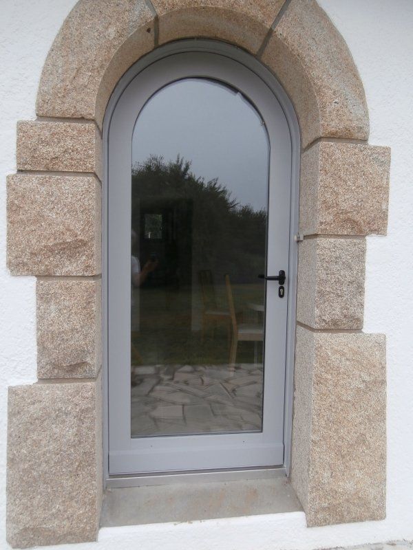 Photo de la pose d'une porte d'entrée vitré encadrement en pierre