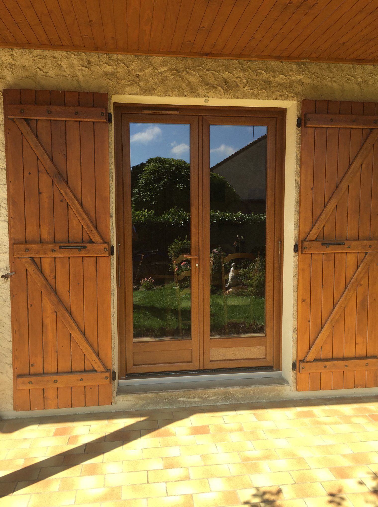 Photo de porte fenêtre et volets en bois