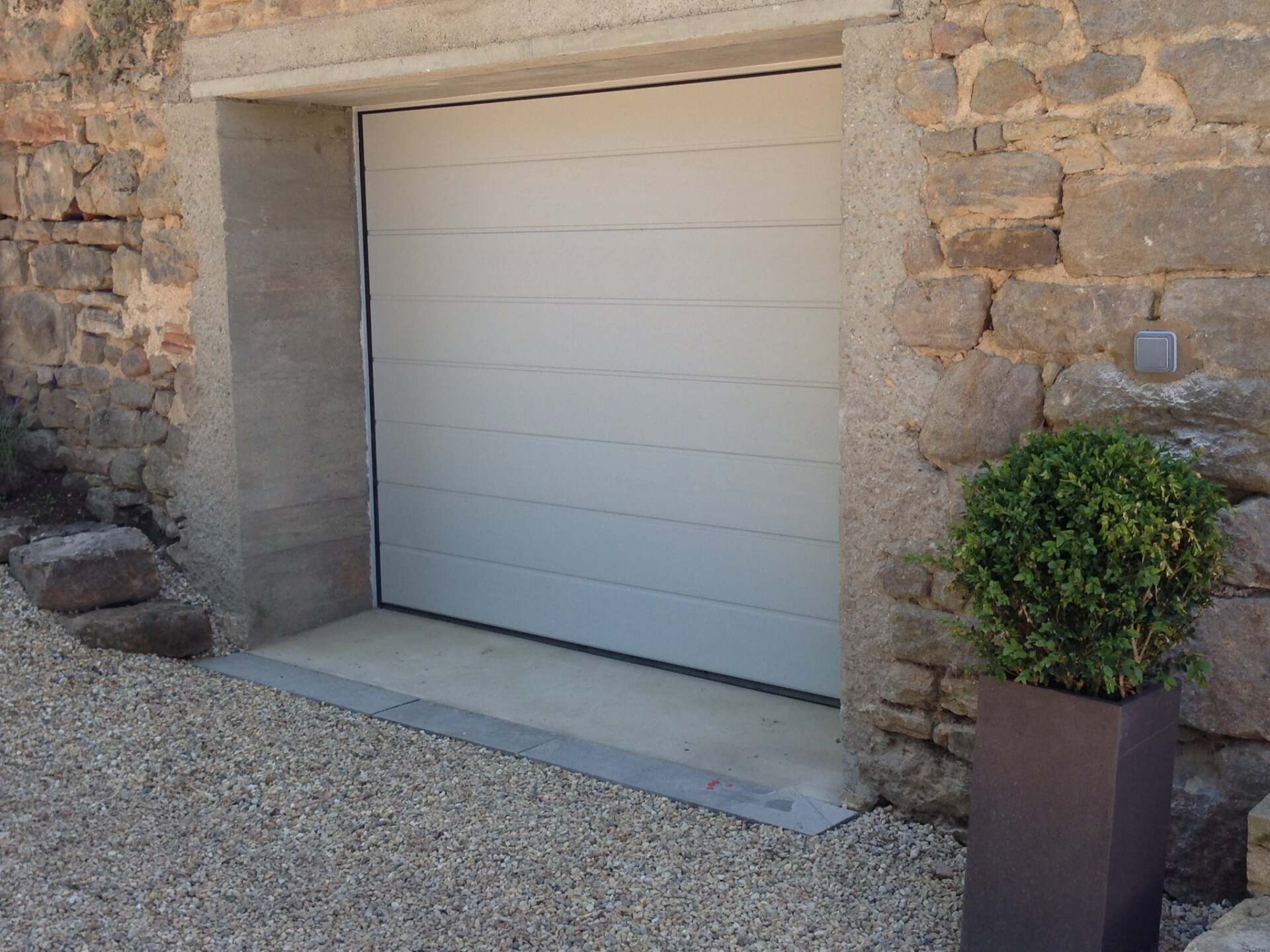 Photo d'une porte de garage sectionnelle