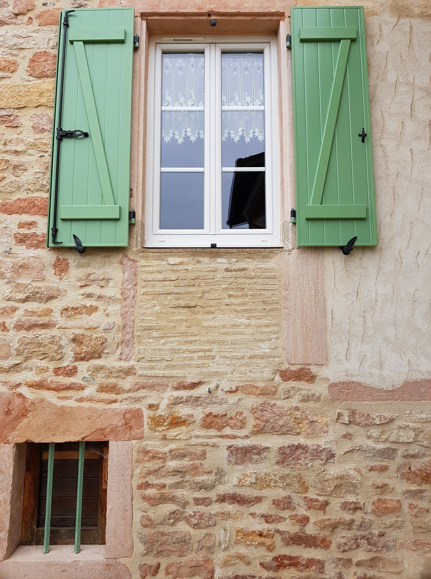 Photo de volets batants vert, maison en pierre