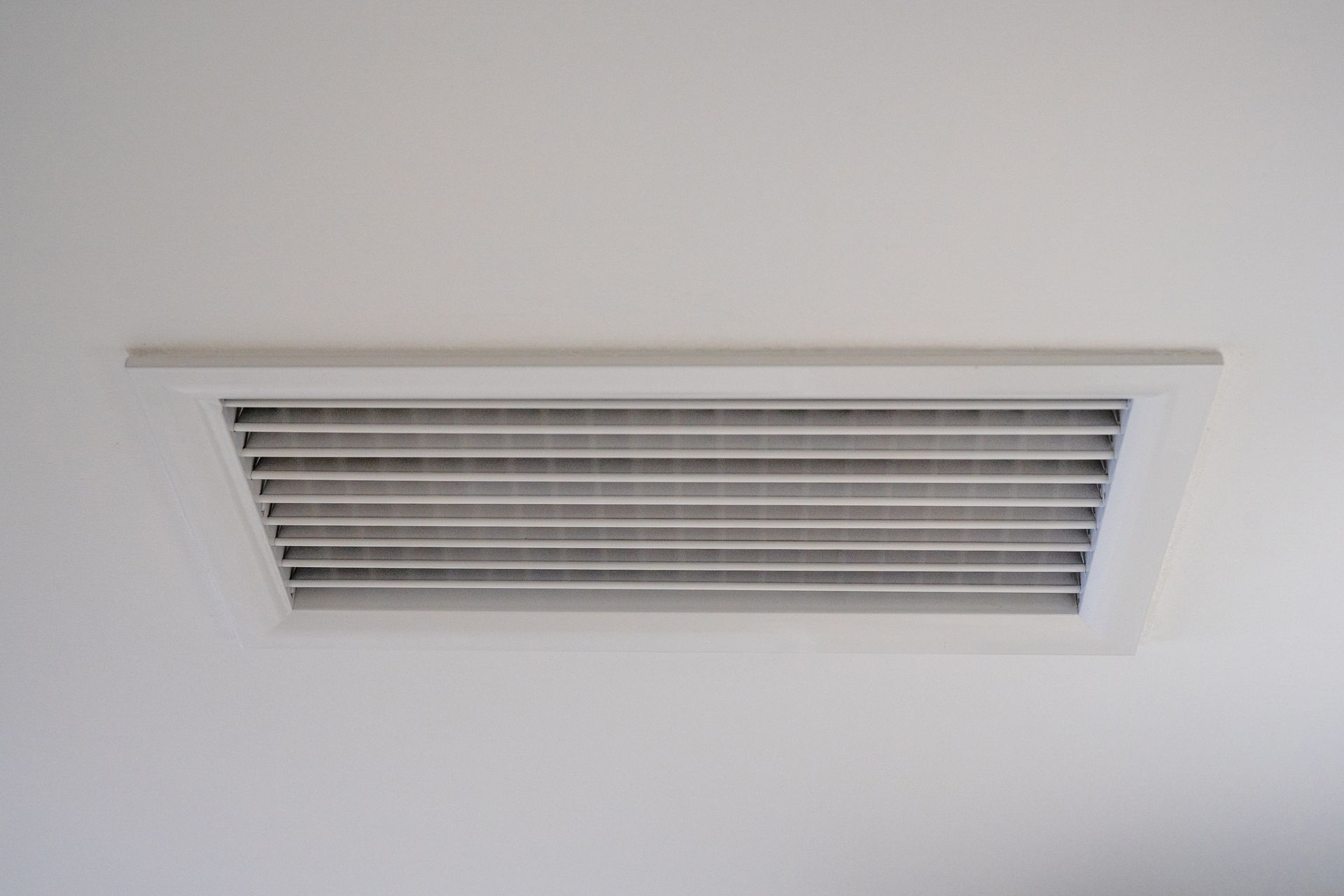 Climatisation dans un plafond blanc