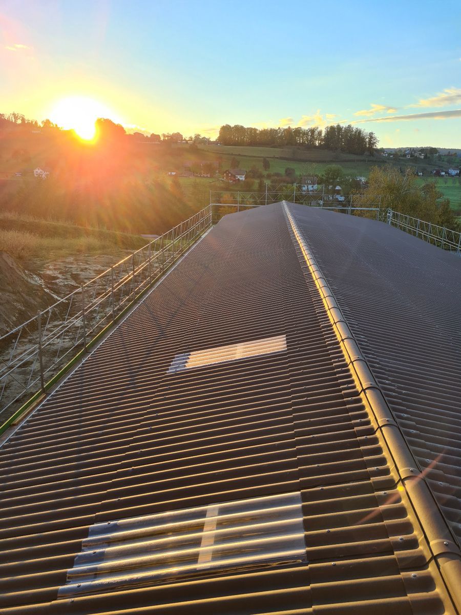 Dach mit Welleternit von Galliker Bedachungen GmbH