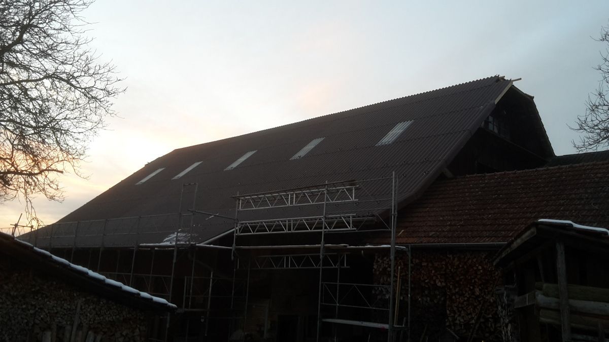 Dach mit Welleternit von Galliker Bedachungen GmbH