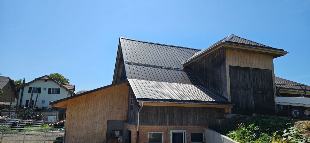 Dach aus Sandwichblech von Galliker Bedachungen GmbH