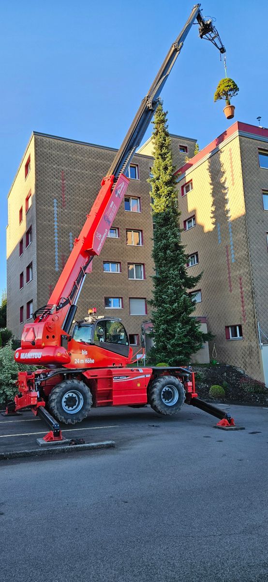 ein roter Manitou-Truck steht vor einer Baustelle