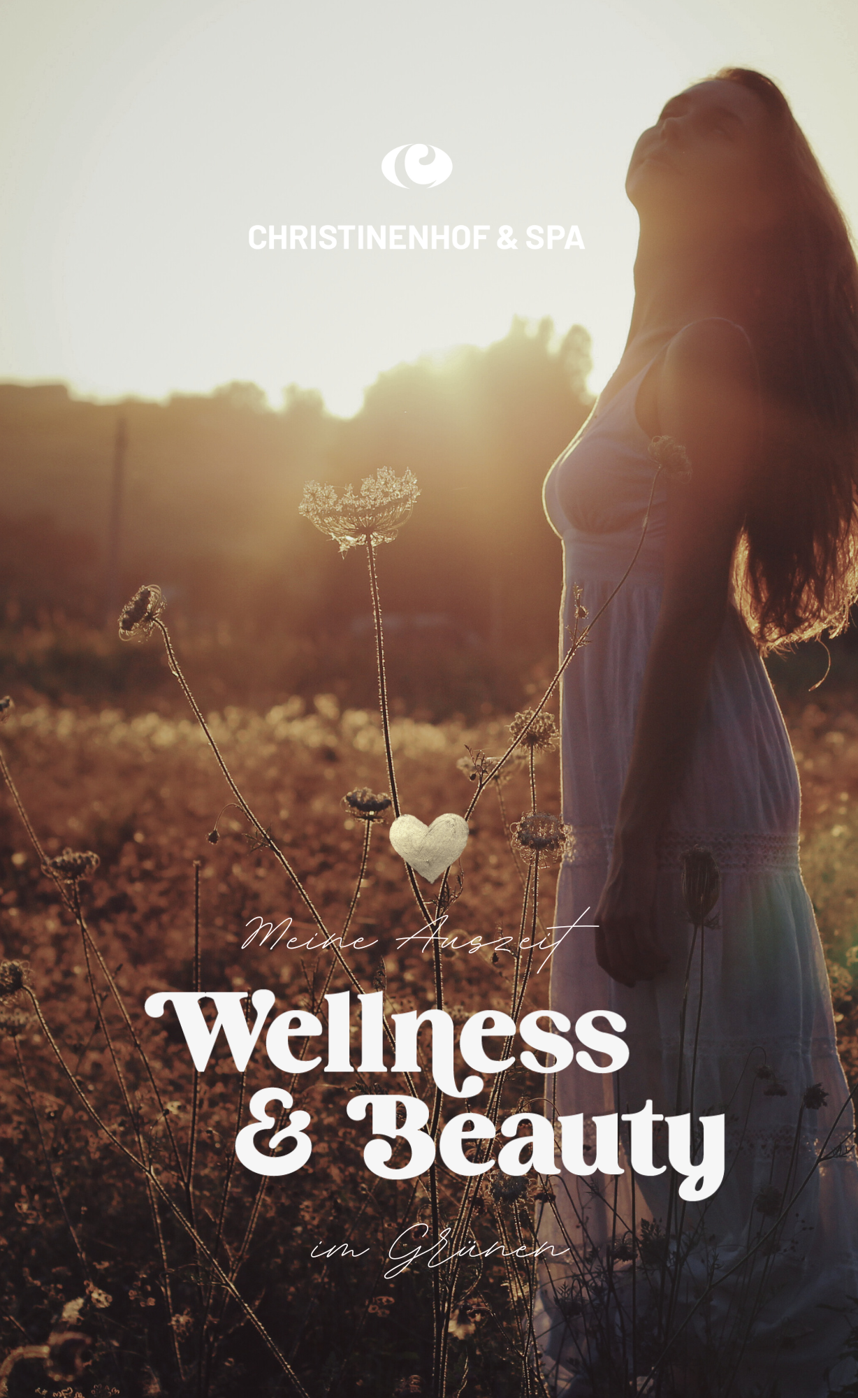 Frau im weißen Kleid auf einem Feld bei Sonnenuntergang; Werbung für das Spa „Wellness & Beauty“.