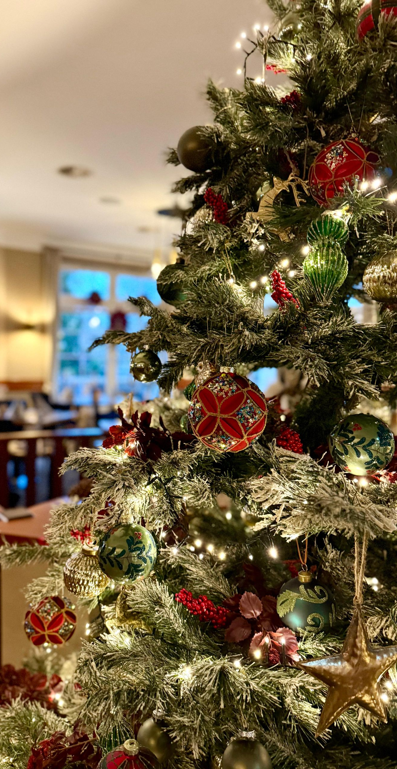 weihnachtlicher Stimmung Weihnachtsbaum im Restaurant Christinenhof & Spa