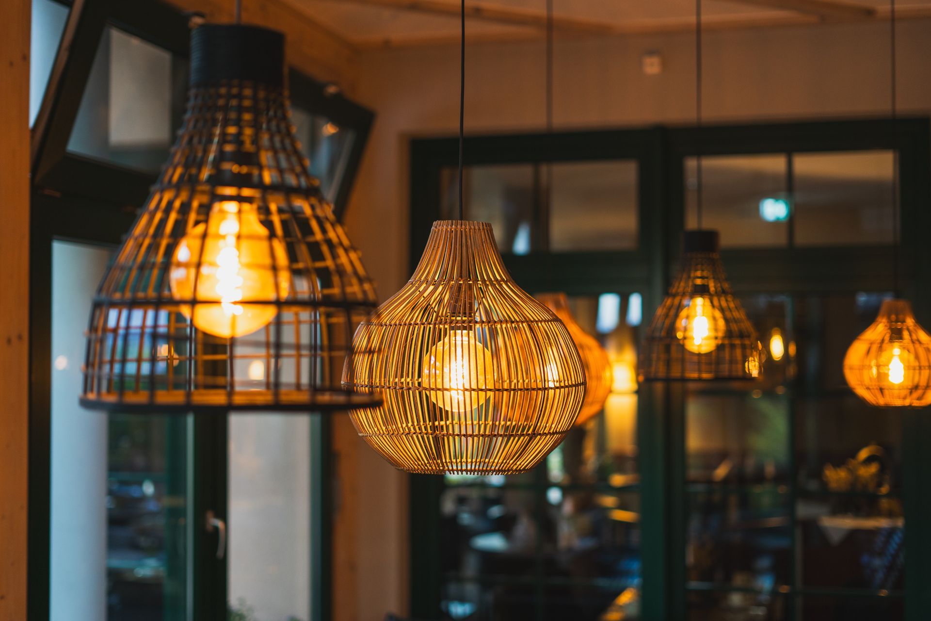 Romantisches Candle-Light-Dinner im Restaurant mit Kerzenschein