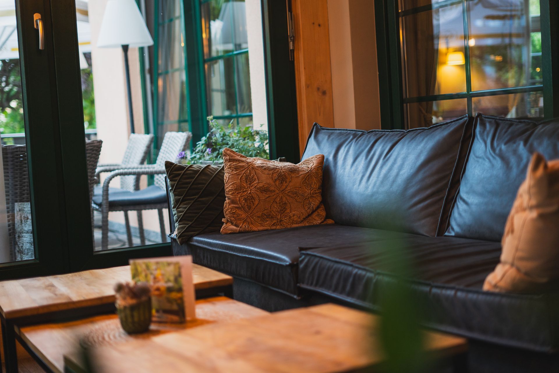 Gemütliche Sitzecke in der Korbmachers Lounge mit Blick ins Grüne