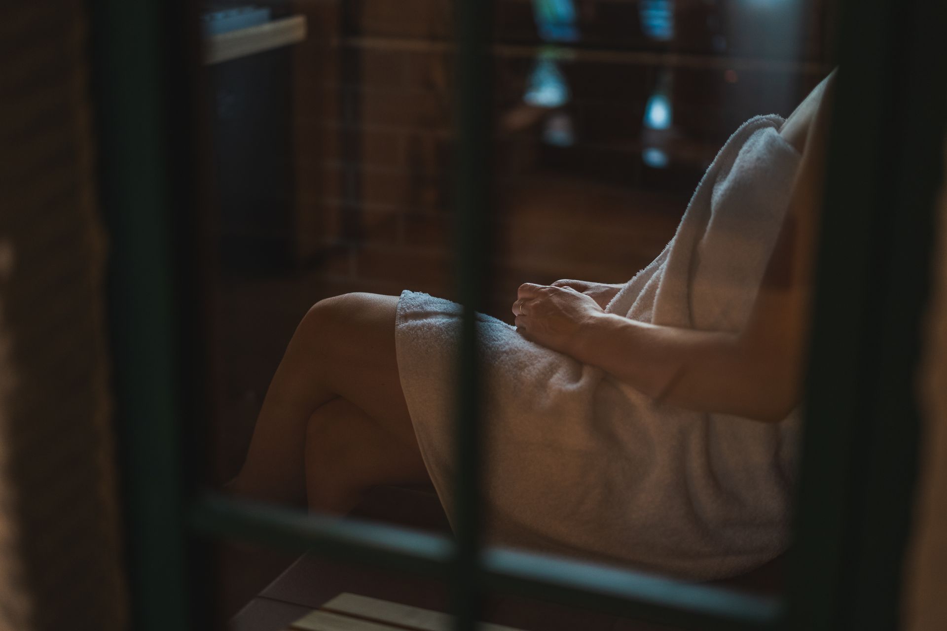 Frau entspannt in der Bio-Sauna