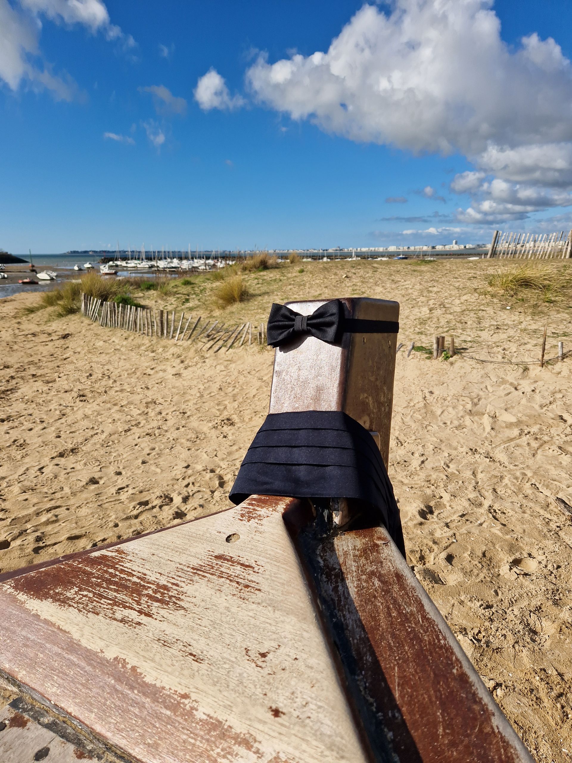 Noeud papillon attaché à un poteau