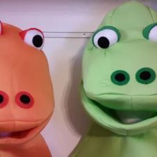 2 têtes de dinosaures orange et verte
