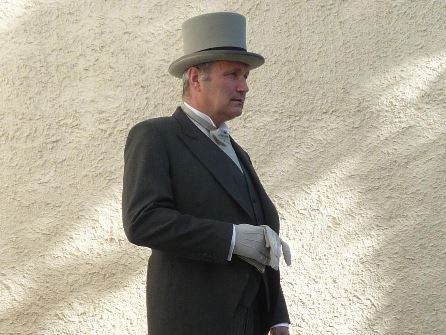 Homme habillé en vêtement de cérémonie