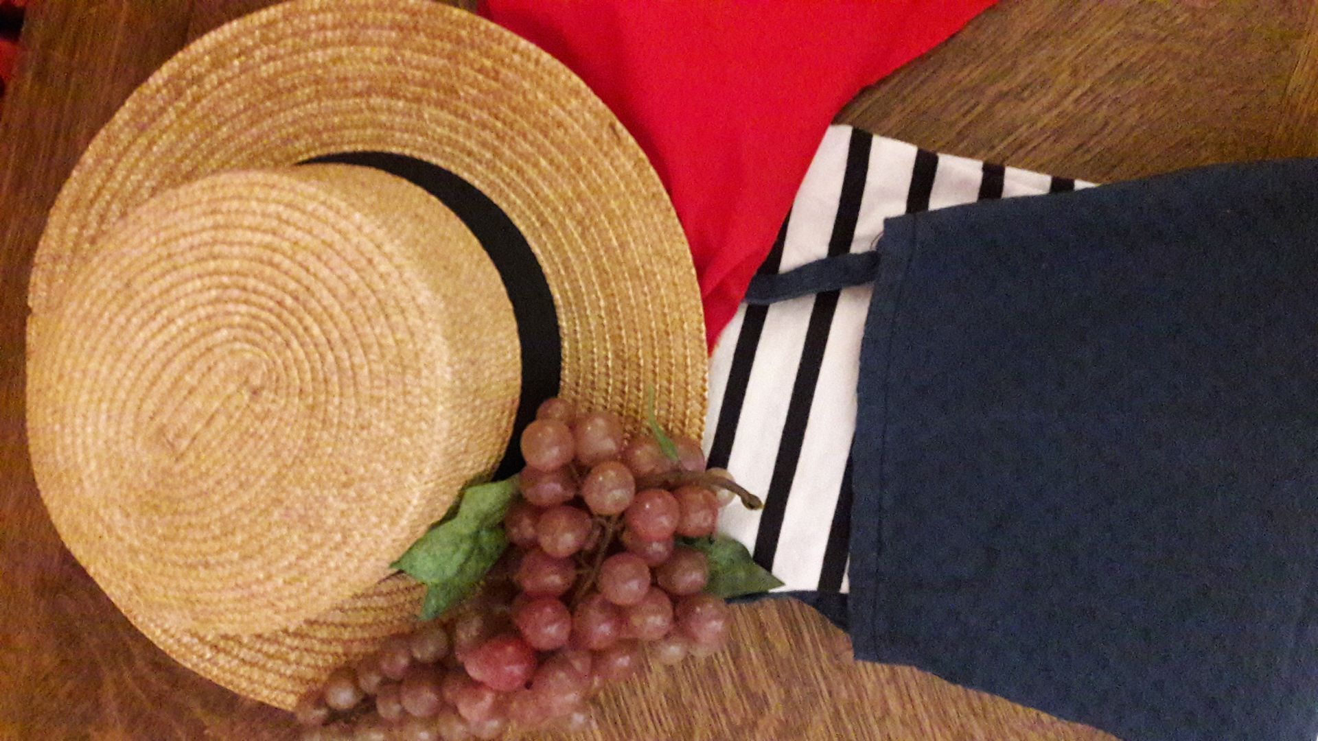 Chapeau de paille posé sur des vêtements